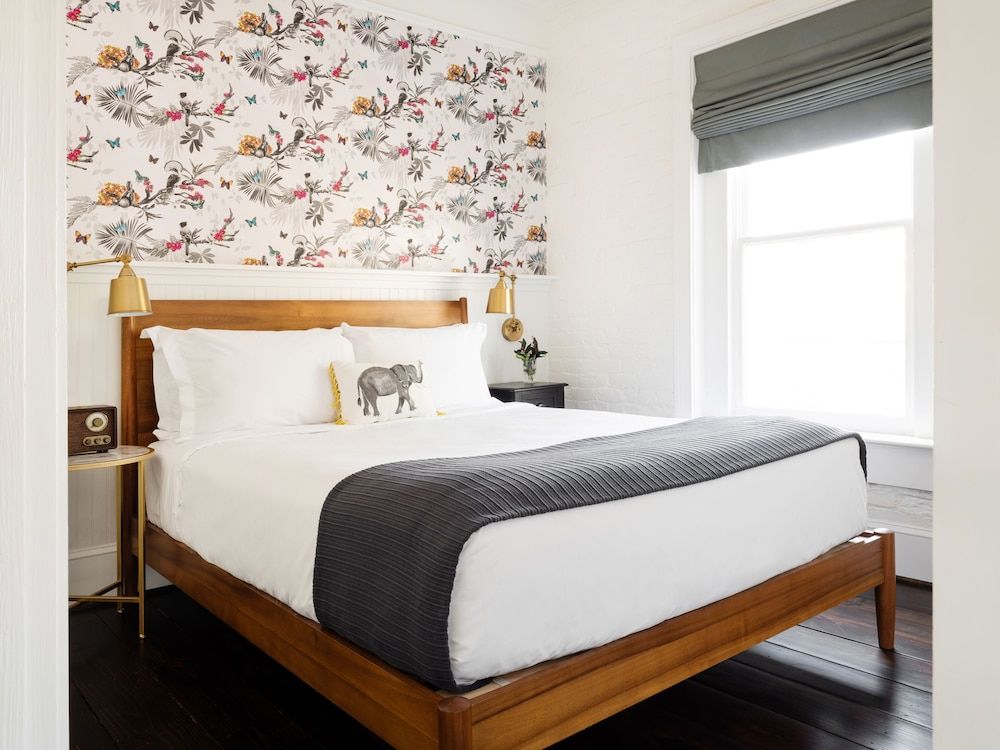 ARRIVE Wilmington Standard Suite, 1 Queen Bed with Sofa bed, Courtyard View (Suite) 2