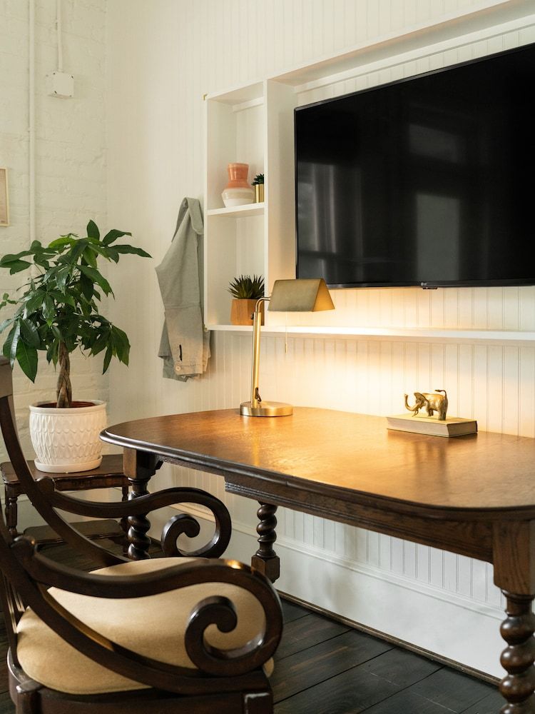 ARRIVE Wilmington Standard Suite, 1 Queen Bed with Sofa bed, Courtyard View (Suite) 8