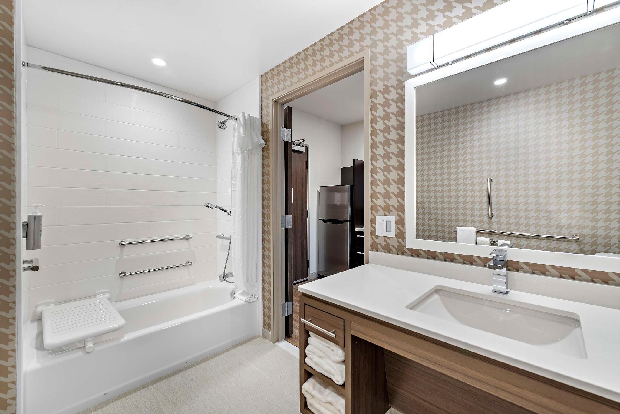 1 King Accessible Tub Studio Suite