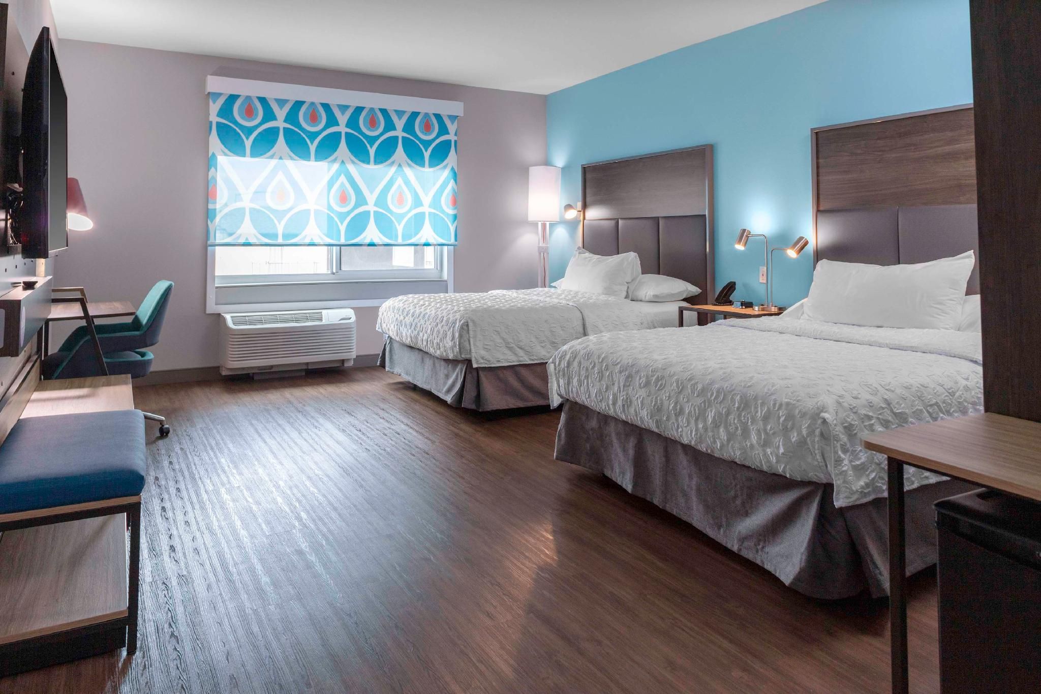 2 Queen Mobility Accessible with Tub