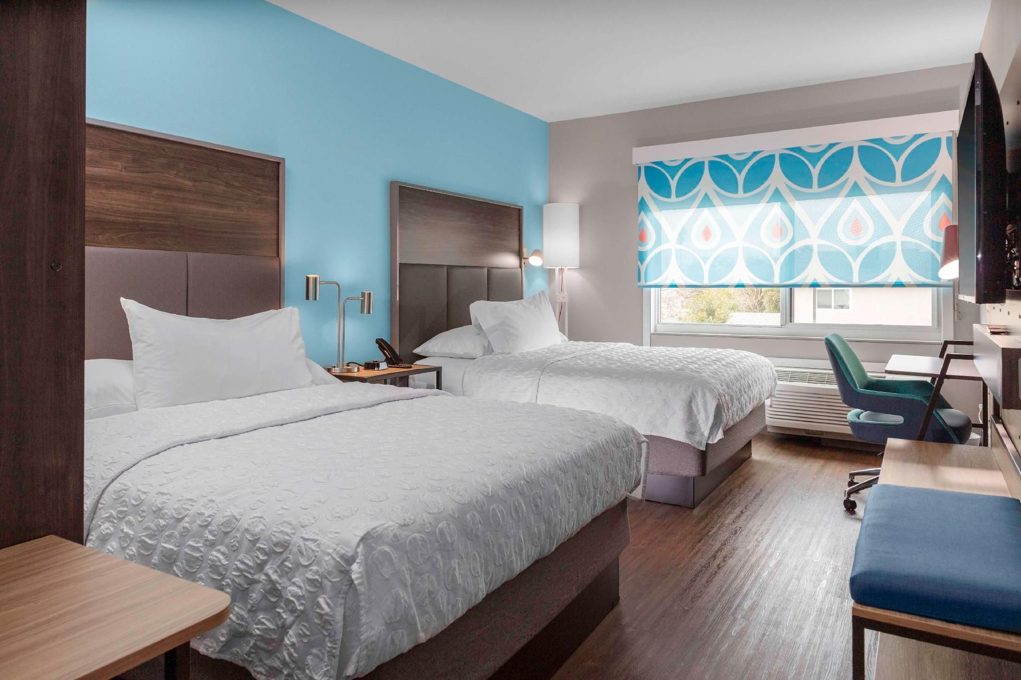 Tru by Hilton Manteca 2 QUEEN BEDS W/WALK IN SHOWER