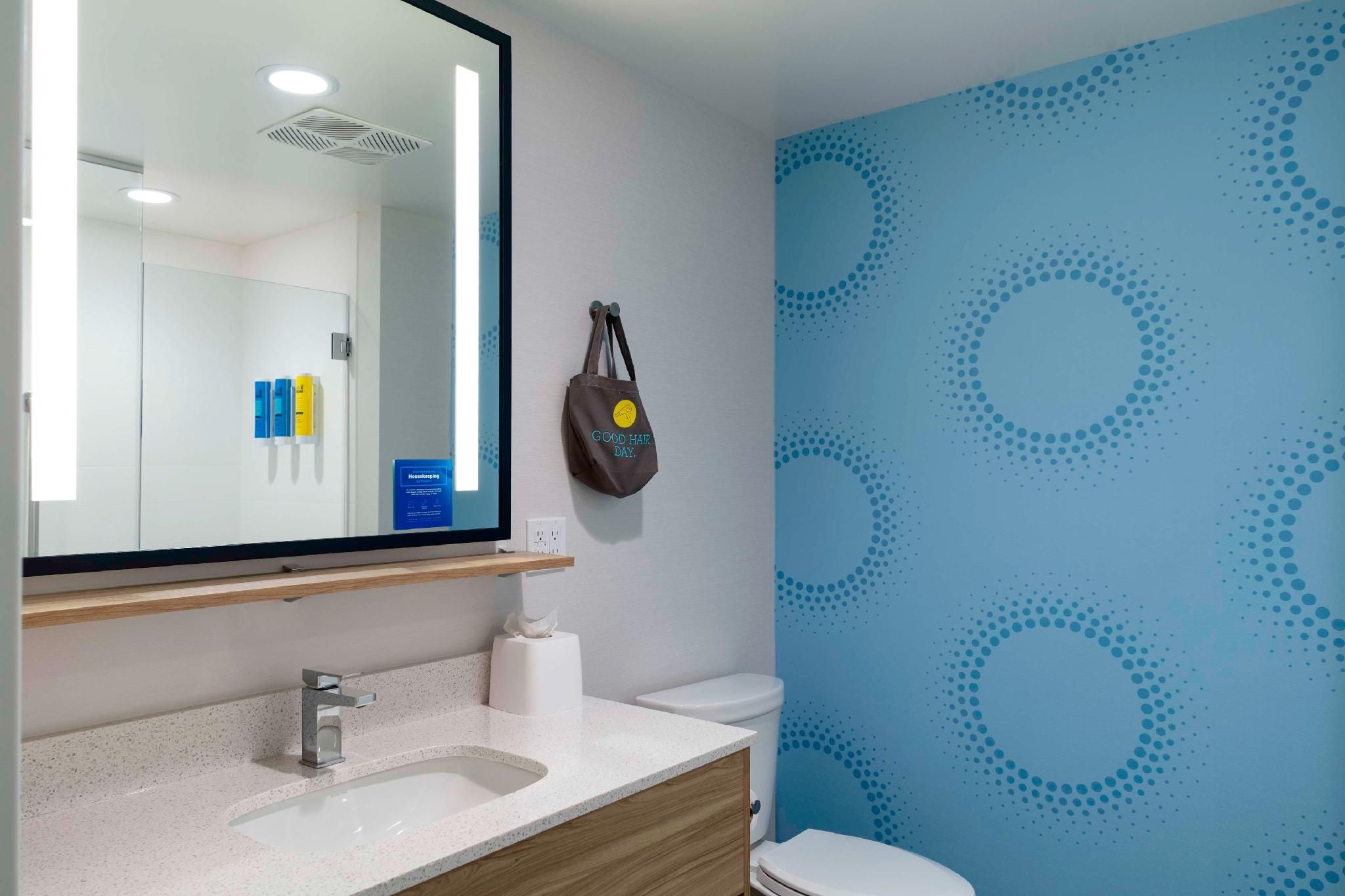 Tru by Hilton Manteca 2 QUEEN BEDS W/WALK IN SHOWER 2