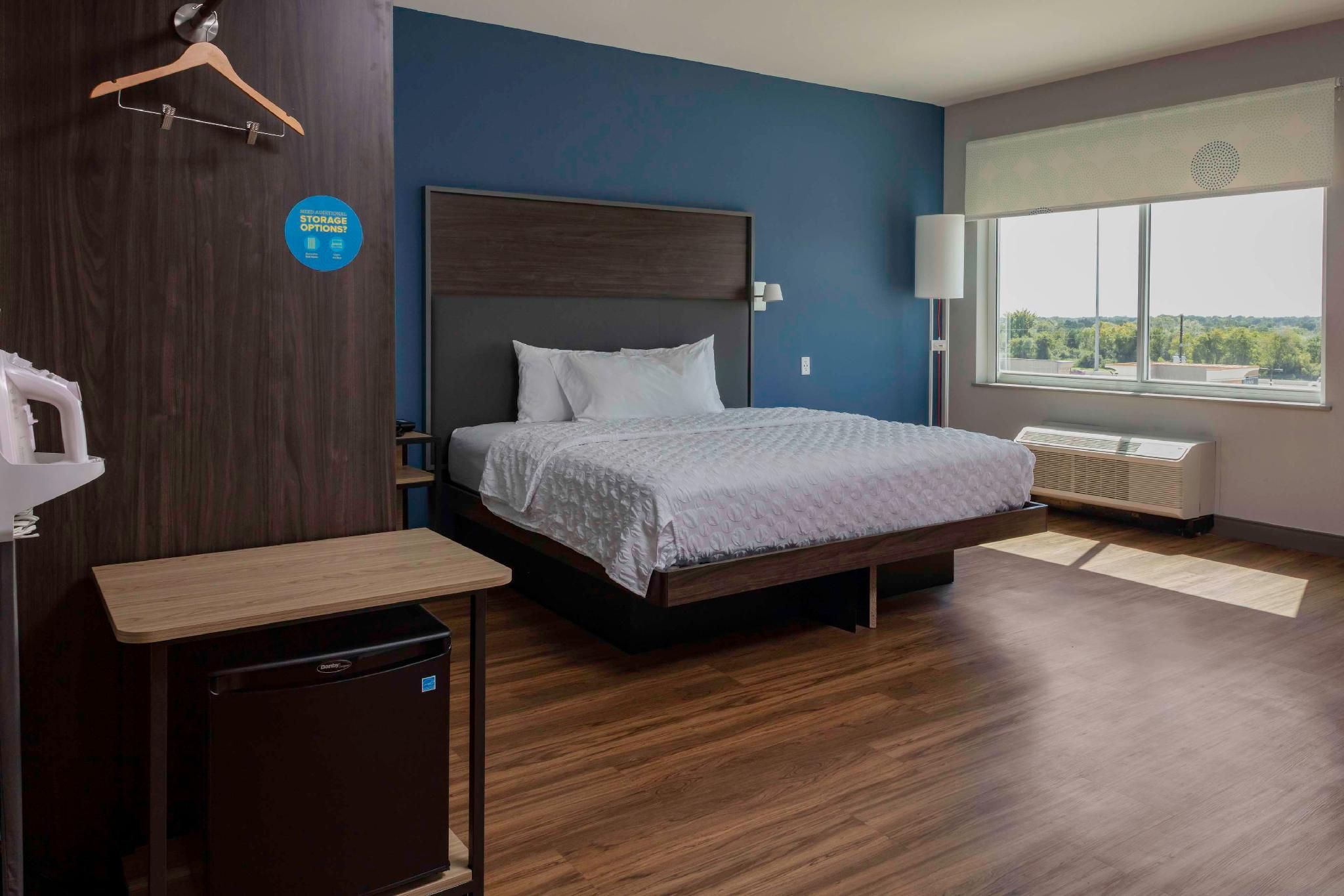 Tru by Hilton Manteca 1 King Mobility/Hearing Acc Roll In Shower