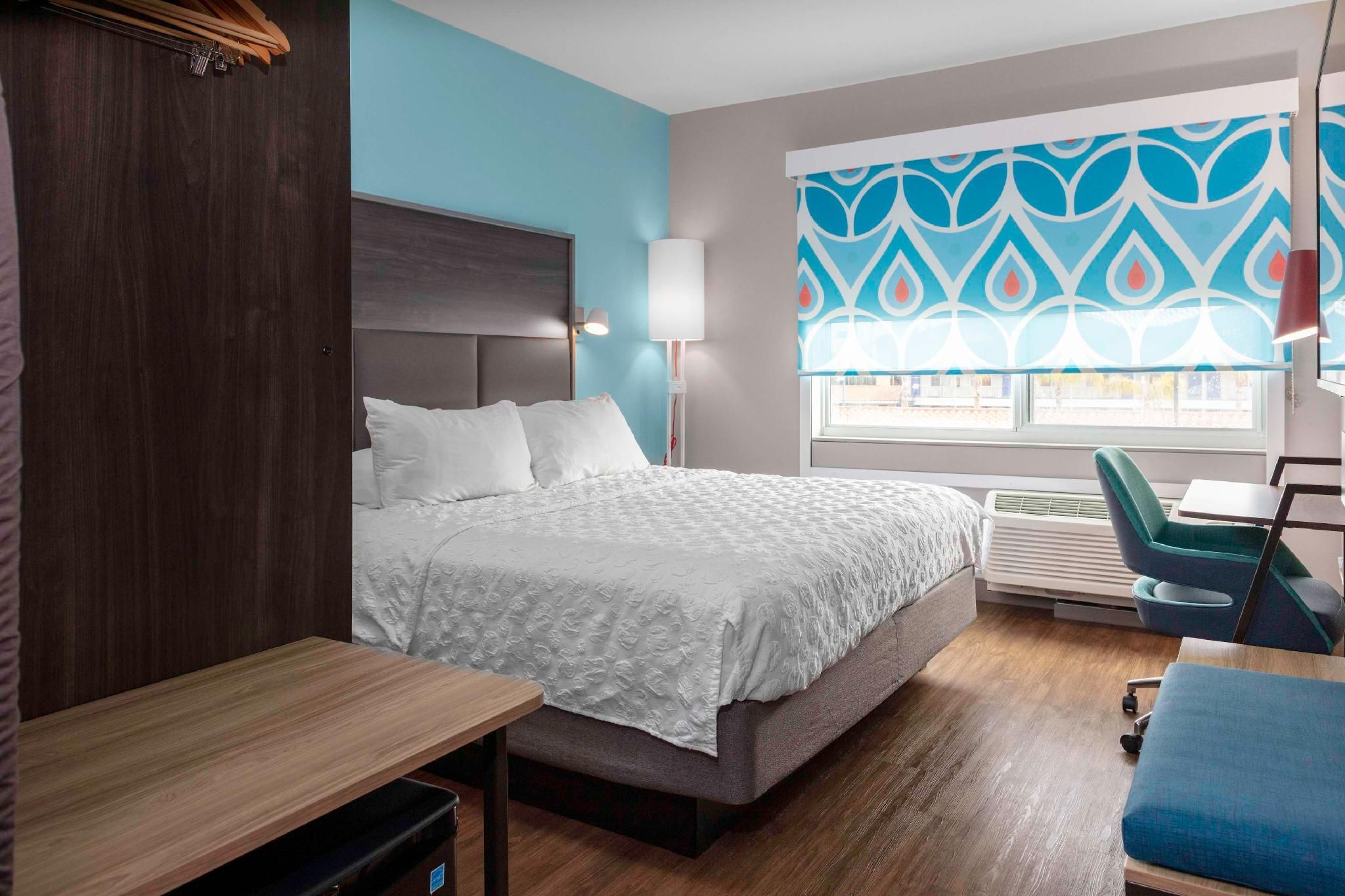 1 King Bed W/Walk in Shower