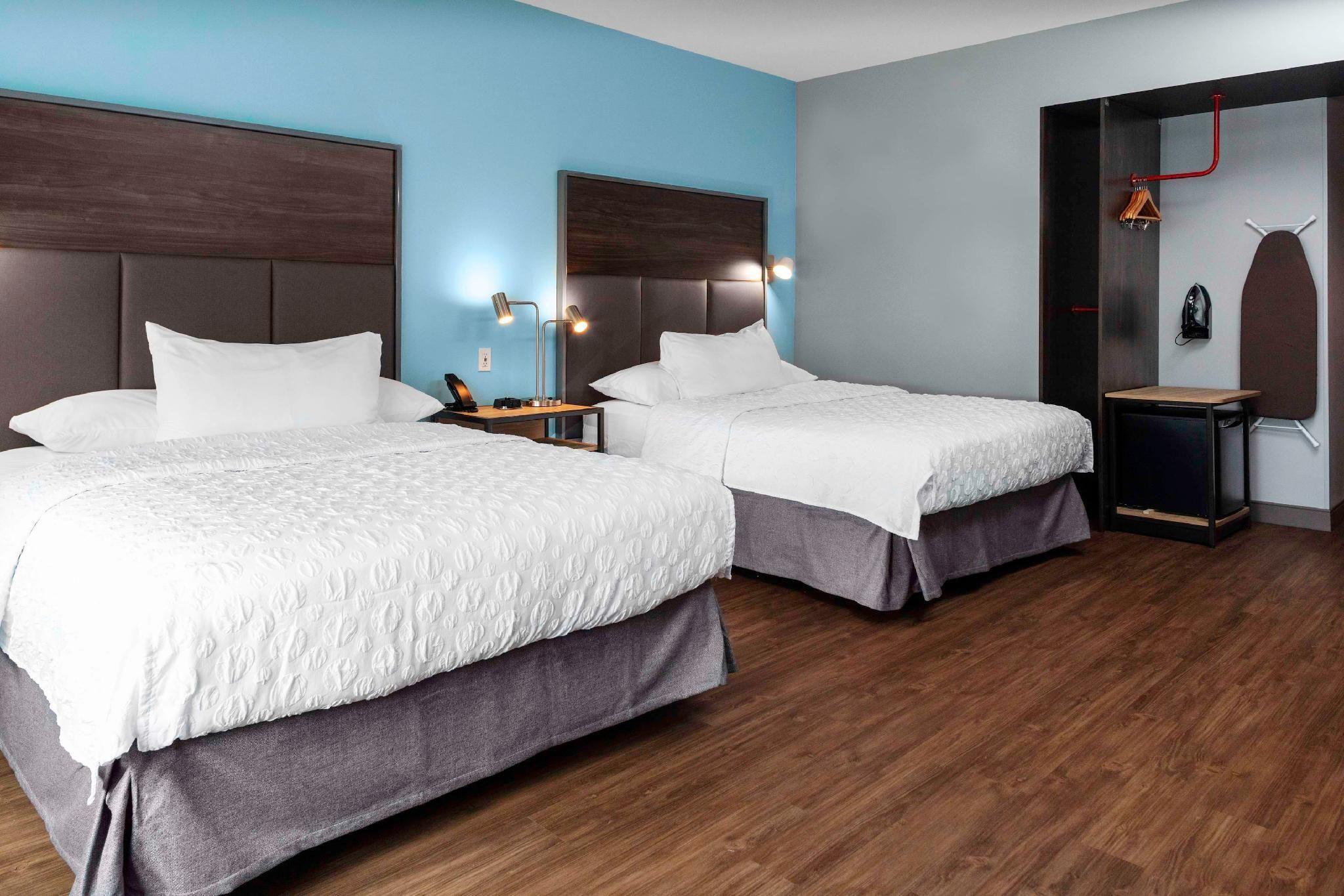 2 Queen Mobility Accessible with Tub