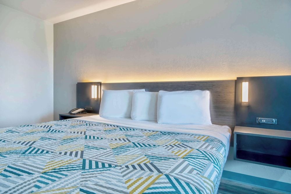 Motel 6 Texarkana, TX Deluxe Room, 1 King Bed, Non Smoking 2