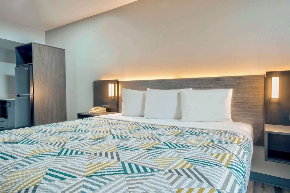 Motel 6 Texarkana, TX Standard Room, 1 King Bed, Accessible, Non Smoking 2