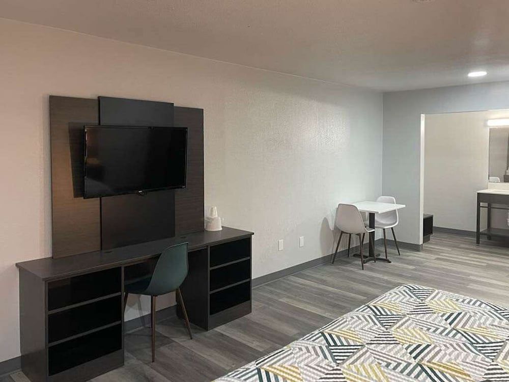 Motel 6 Texarkana, TX Deluxe Room, 1 King Bed, Non Smoking 7