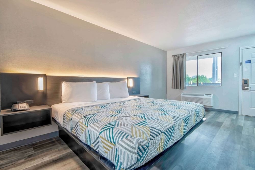 Motel 6 Texarkana, TX Deluxe Room, 1 King Bed, Non Smoking 4