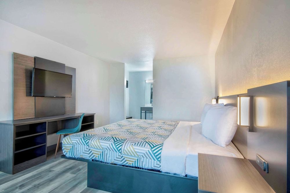 Motel 6 Texarkana, TX Deluxe Room, 1 King Bed, Non Smoking 3