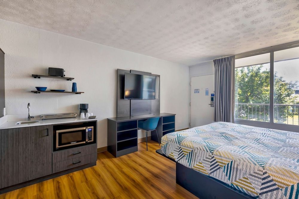 Studio 6 Mount Jackson, Va - Shenandoah Deluxe Suite, 1 King Bed, Non Smoking, Kitchenette 3