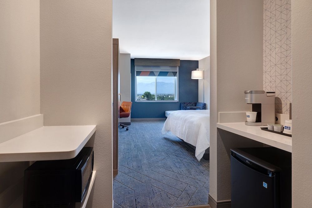Holiday Inn Express & Suites Chino Hills by IHG Standard Room, 1 King Bed, Roll-in Shower (Mobility) 8