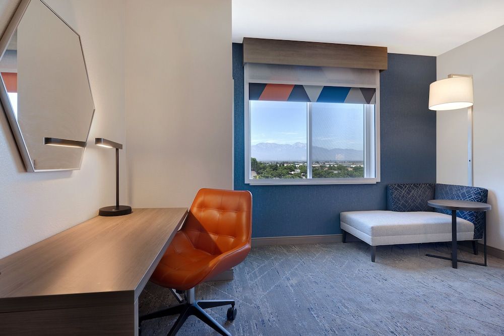 Holiday Inn Express & Suites Chino Hills by IHG Standard Room, 1 King Bed, Roll-in Shower (Mobility) 6