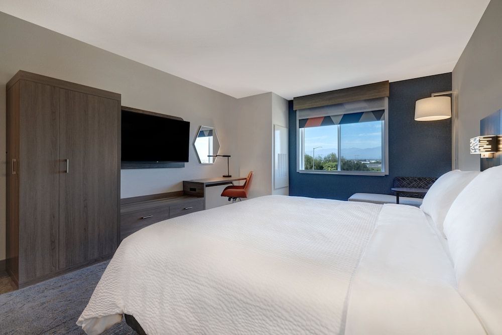Holiday Inn Express & Suites Chino Hills by IHG Standard Room, 1 King Bed, Roll-in Shower (Mobility) 3