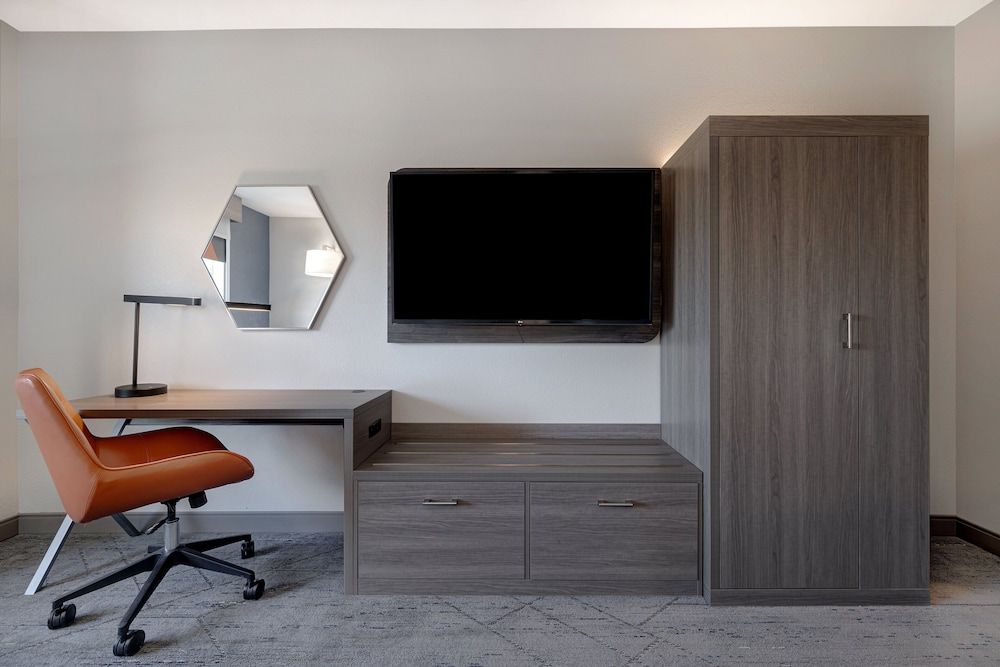 Holiday Inn Express & Suites Chino Hills by IHG Standard Room, 1 King Bed, Roll-in Shower (Mobility) 7