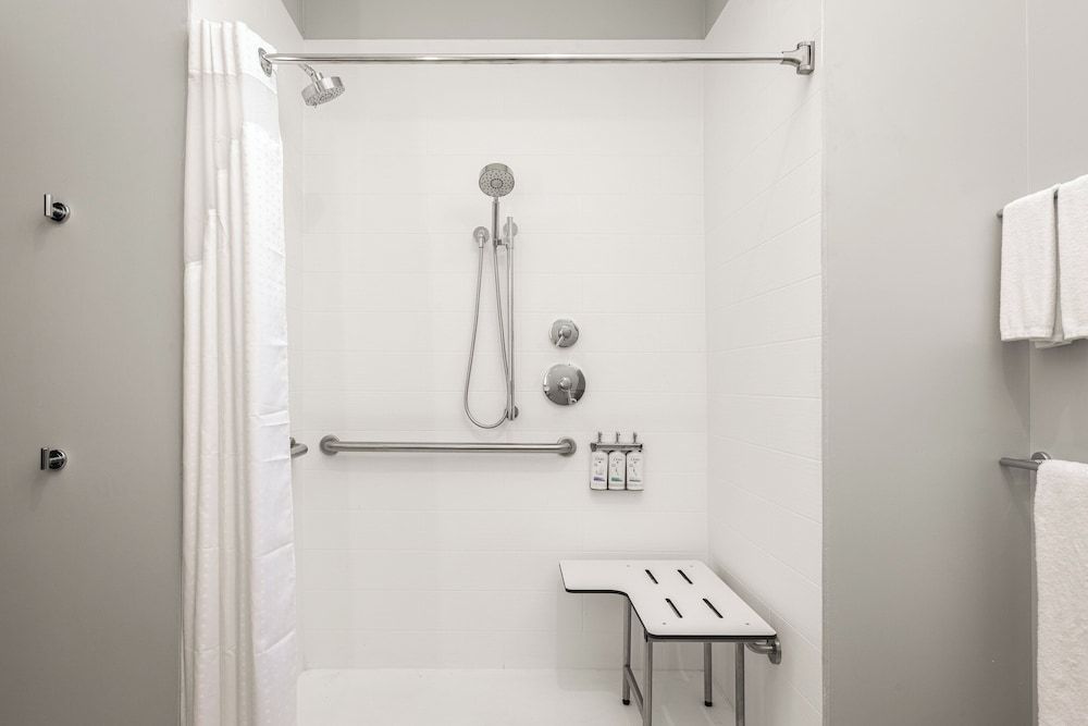 Holiday Inn Express & Suites Hawaiian Gardens by IHG Suite, 2 Queen Beds, Roll-in Shower (Communications, Mobility) 9