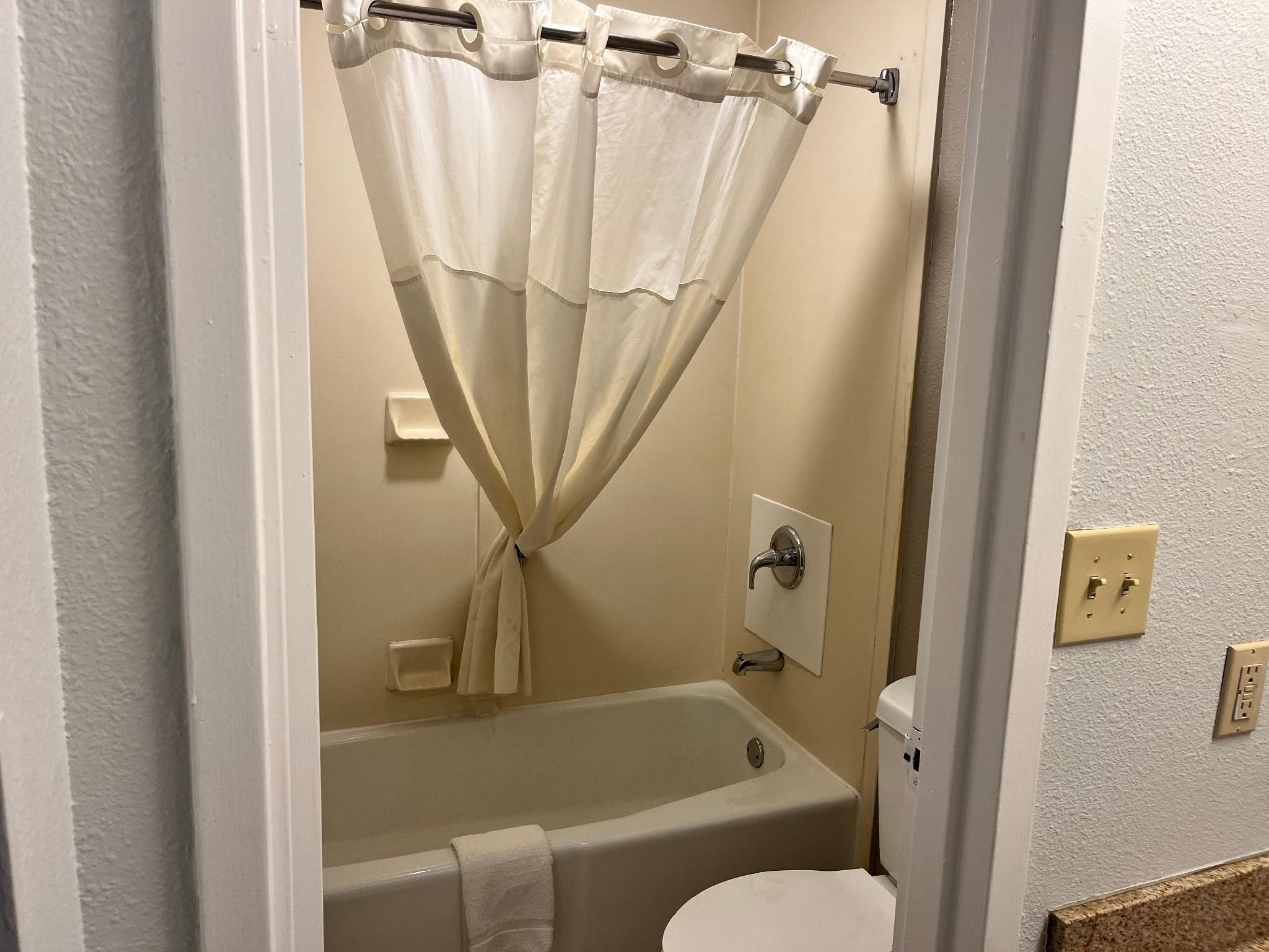 1 FULL BED MOBILITY ACC TUB SMK MICFRIDG