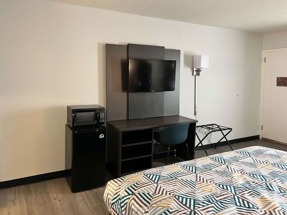 Motel 6 Montgomery, AL - Eastern Blvd. Standard Room, 1 Double Bed, Smoking, Refrigerator & Microwave 4