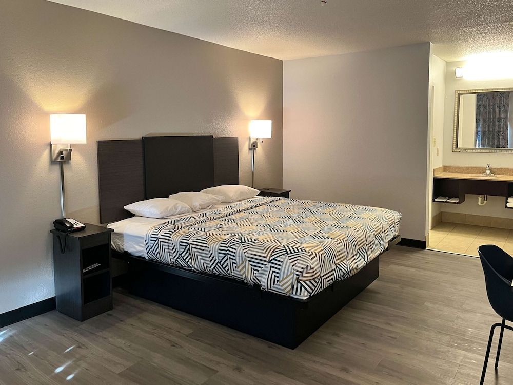 Motel 6 Montgomery, AL - Eastern Blvd. Standard Room, 1 Double Bed, Smoking, Refrigerator & Microwave 2