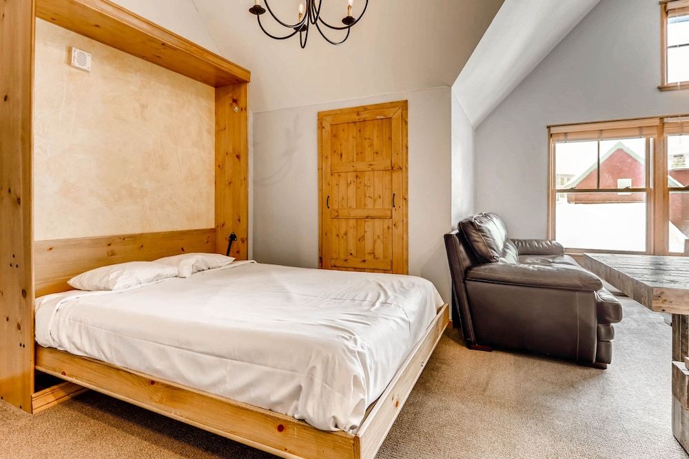 Lodge, King, Twin and Sofa Bed, 1 Bedroom, Murphy Bed