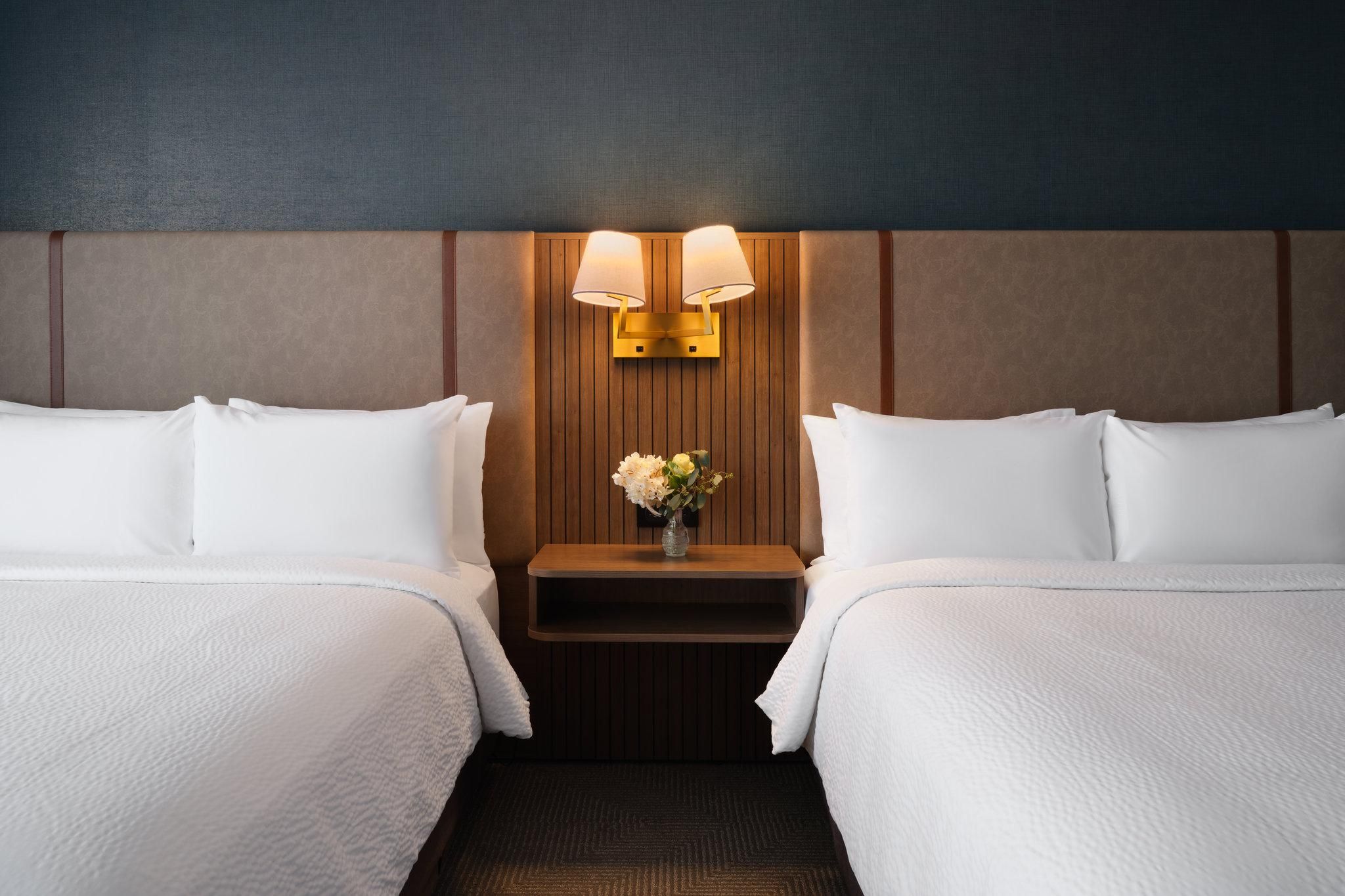 Holiday Inn Chicago O’Hare – Rosemont By IHG 2 Queen Beds Premiumium Mobile Accessible Shower 2