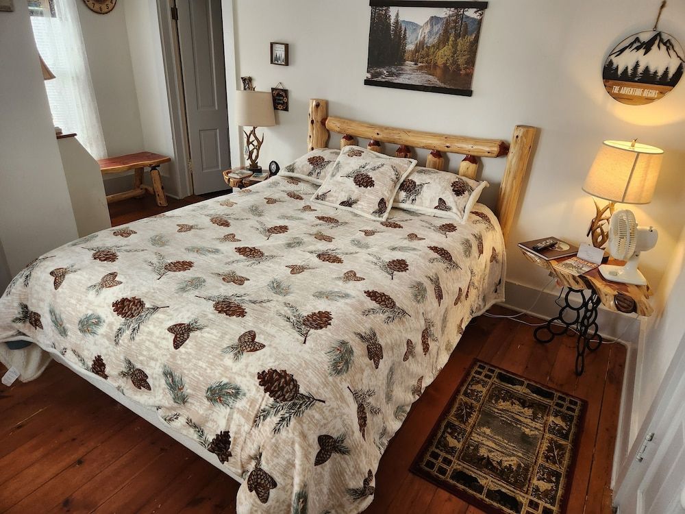 Hawthorne Inn Woodsy Room