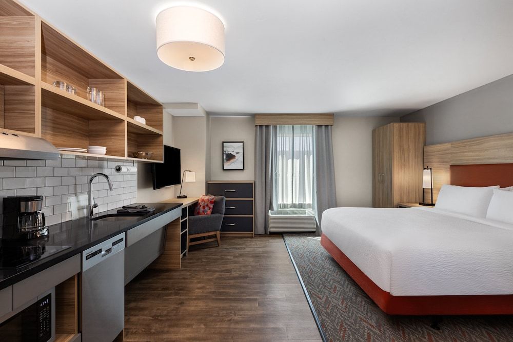 Studio Suite, 1 King Bed, Roll-in Shower (Mobility Accessible)