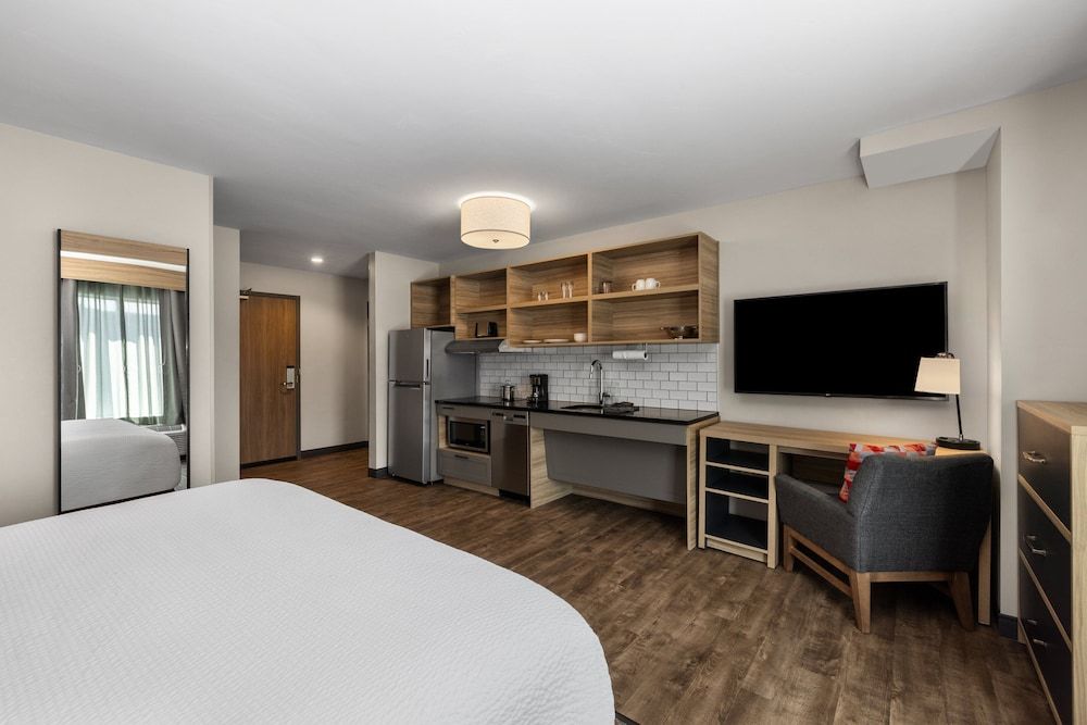Studio Suite, 1 King Bed, Roll-in Shower (Mobility Accessible)