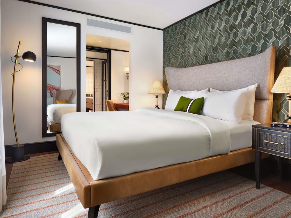 Suite, 1 King Bed (21C)