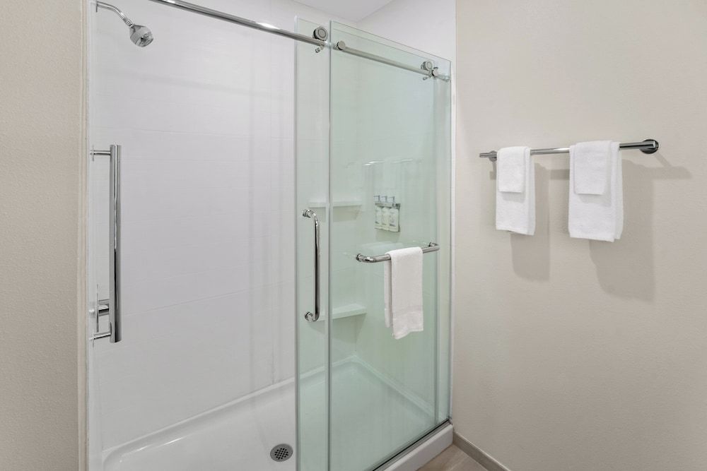 Holiday Inn Express Hattiesburg West Univ Area by IHG Suite, 1 King Bed, Accessible (Communications) 4