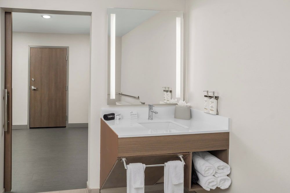 Standard Room, 2 Queen Beds (Bath Shower Combination)