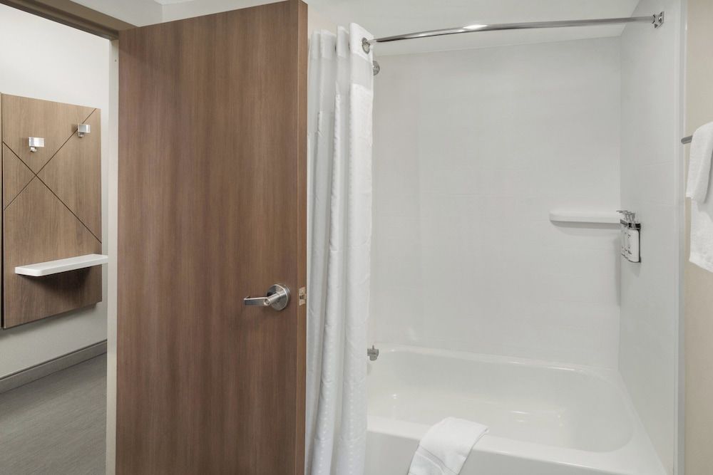 Holiday Inn Express Hattiesburg West Univ Area by IHG Suite, 1 King Bed (Bath Shower Combination) 3