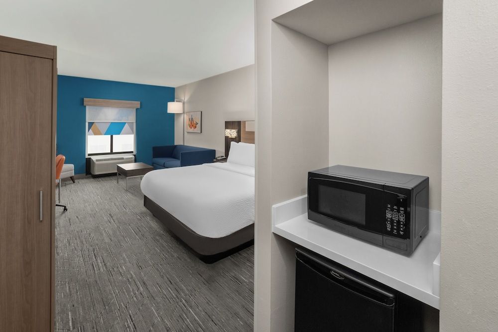 Holiday Inn Express Hattiesburg West Univ Area by IHG Suite, 1 King Bed, Accessible (Communications) 3