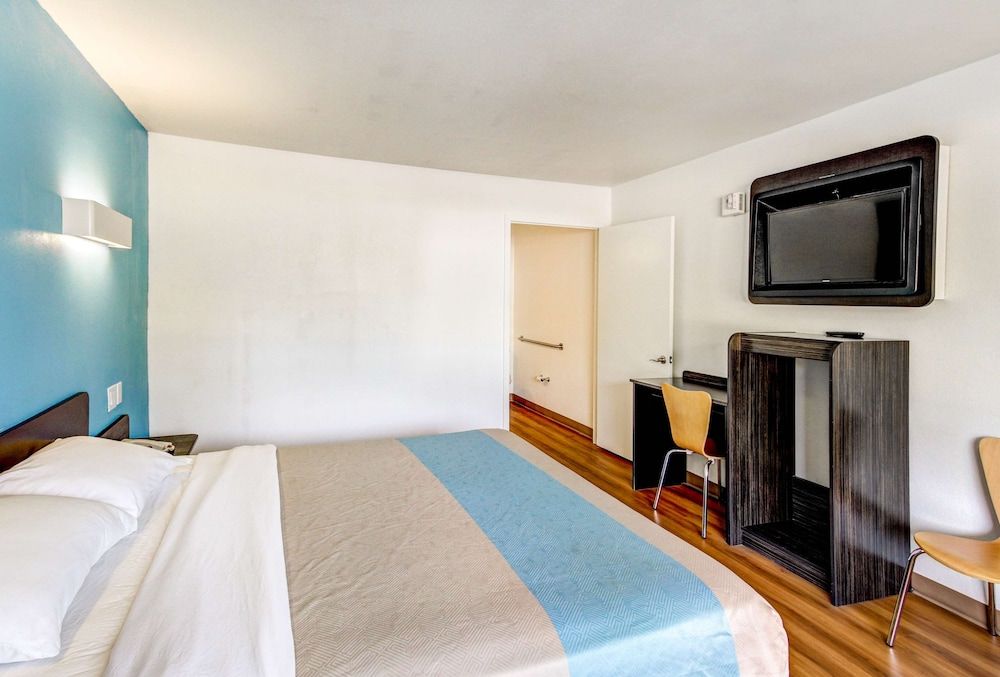 Standard Room, 1 King Bed, Accessible, Non Smoking