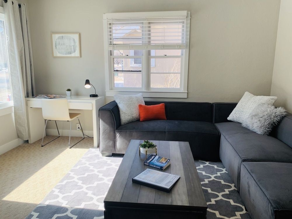 Beautiful Bungalow Next to Csu - Free Cruiser Bikes House, Multiple Beds, Kitchen, Garden View (622 W. Laurel St. - Upper) 7