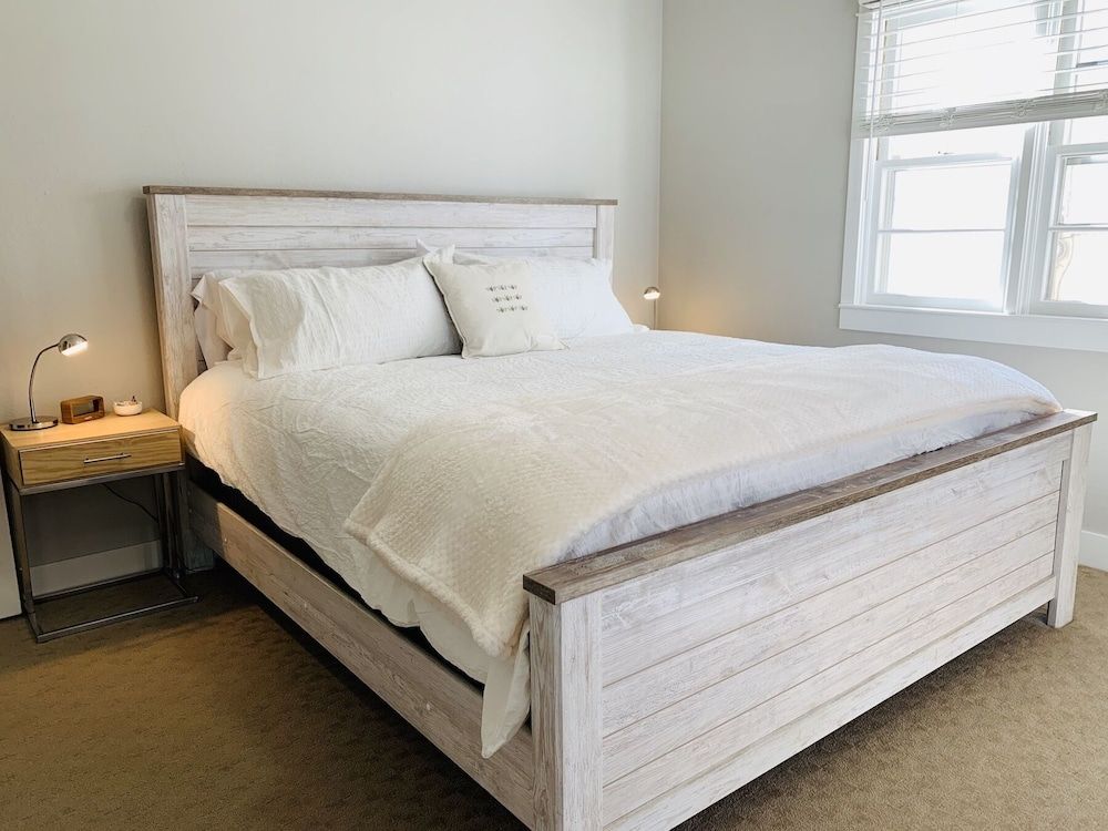 Beautiful Bungalow Next to Csu - Free Cruiser Bikes House, Multiple Beds, Kitchen, Garden View (622 W. Laurel St. - Upper) 5