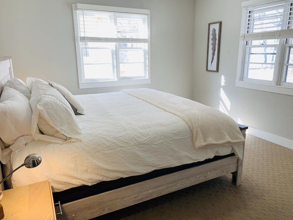 Beautiful Bungalow Next to Csu - Free Cruiser Bikes House, Multiple Beds, Kitchen, Garden View (622 W. Laurel St. - Upper) 4