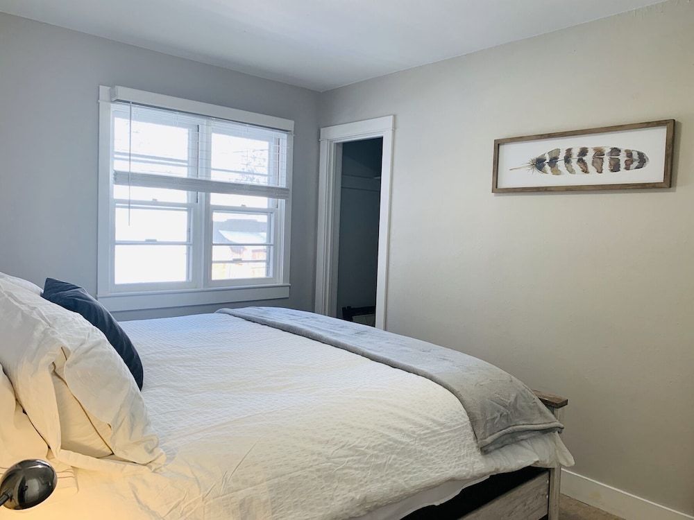 Beautiful Bungalow Next to Csu - Free Cruiser Bikes House, Multiple Beds, Kitchen, Garden View (622 W. Laurel St. - Upper) 3