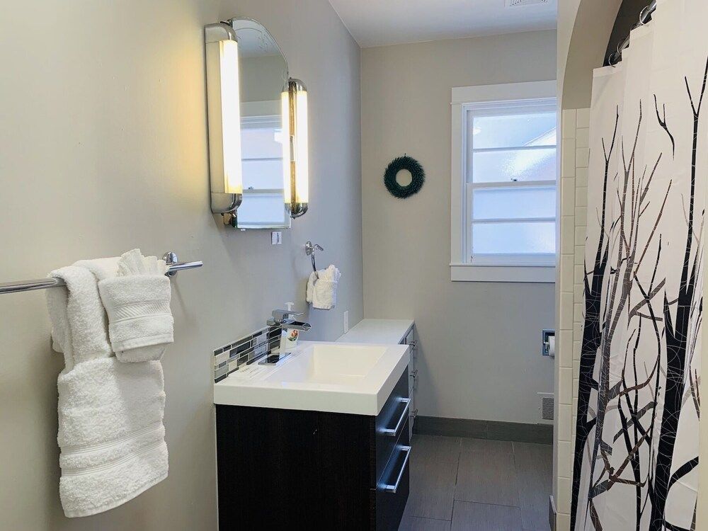 Beautiful Bungalow Next to Csu - Free Cruiser Bikes House, Multiple Beds, Kitchen, Garden View (622 W. Laurel St. - Upper) 6