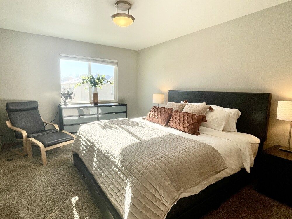 Sleek Home Near Old Town W/ Rftp Hot Tub & Mtn Views House, Multiple Beds, Hot Tub, Garden View (369 Osiander St) 2