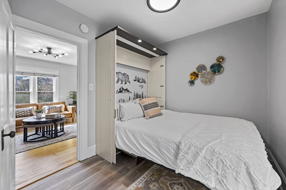 House, Multiple Beds, Hot Tub, Garden View (803 E Mulberry St.)