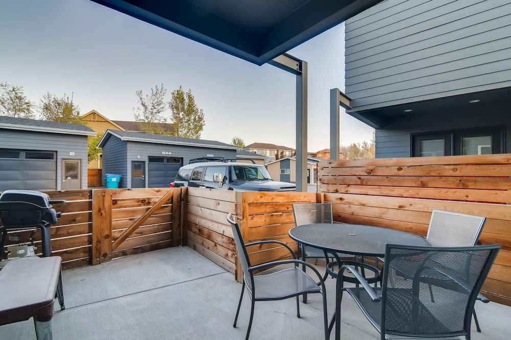 Fancy Townhome Near Old Town, Breweries and River! House, Multiple Beds, Patio, Garden View (844 Jerome St. (Unit 1)*) 11