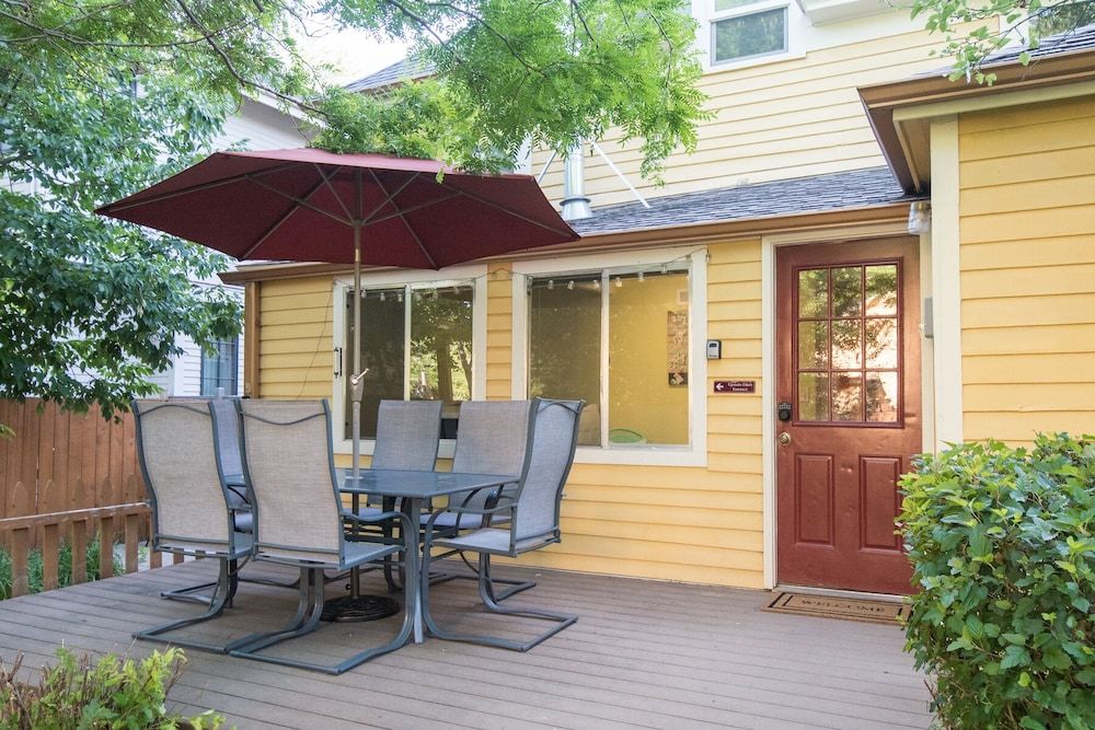 Walk Everywhere - Art, Restaurants, Poudre River House, 2 Queen Beds, Patio, Garden View (118 Whitcomb - Unit A (main)) 4