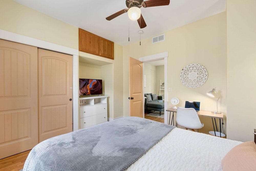 Walk Everywhere - Art, Restaurants, Poudre River House, 2 Queen Beds, Patio, Garden View (118 Whitcomb - Unit A (main)) 2