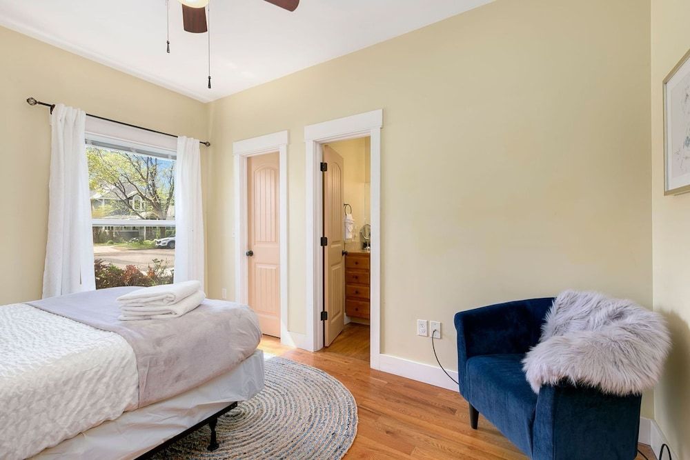 Walk Everywhere - Art, Restaurants, Poudre River House, 2 Queen Beds, Patio, Garden View (118 Whitcomb - Unit A (main)) 9