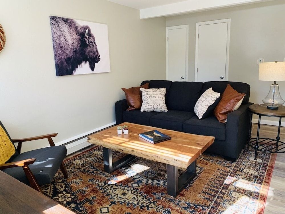 Modern & Chic Condo in the Heart of Old Town Condo, 1 Queen Bed with Sofa bed, Patio, Garden View (220 Peterson St. (Unit 3)) 5