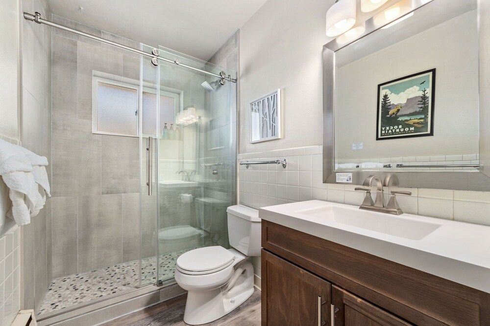 Modern & Chic Condo in the Heart of Old Town Condo, 1 Queen Bed with Sofa bed, Patio, Garden View (220 Peterson St. (Unit 3)) 3