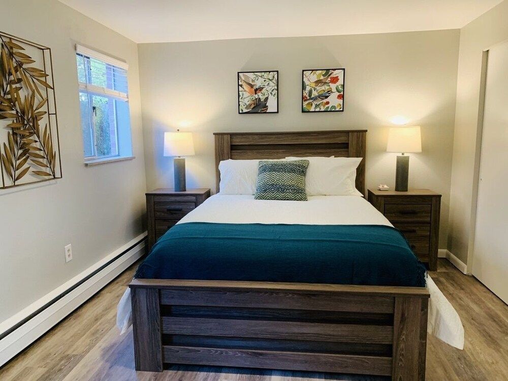 Modern & Chic Condo in the Heart of Old Town Condo, 1 Queen Bed with Sofa bed, Patio, Garden View (220 Peterson St. (Unit 3)) 2