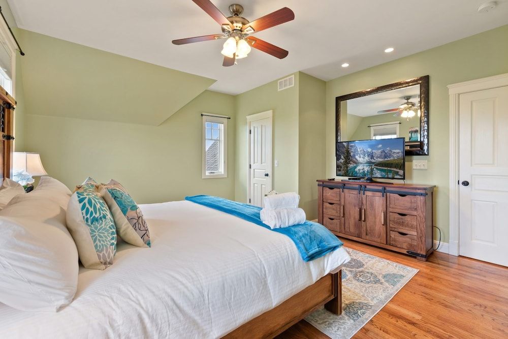 House, Multiple Beds, Patio, Mountain View (3455 N Shields St*)