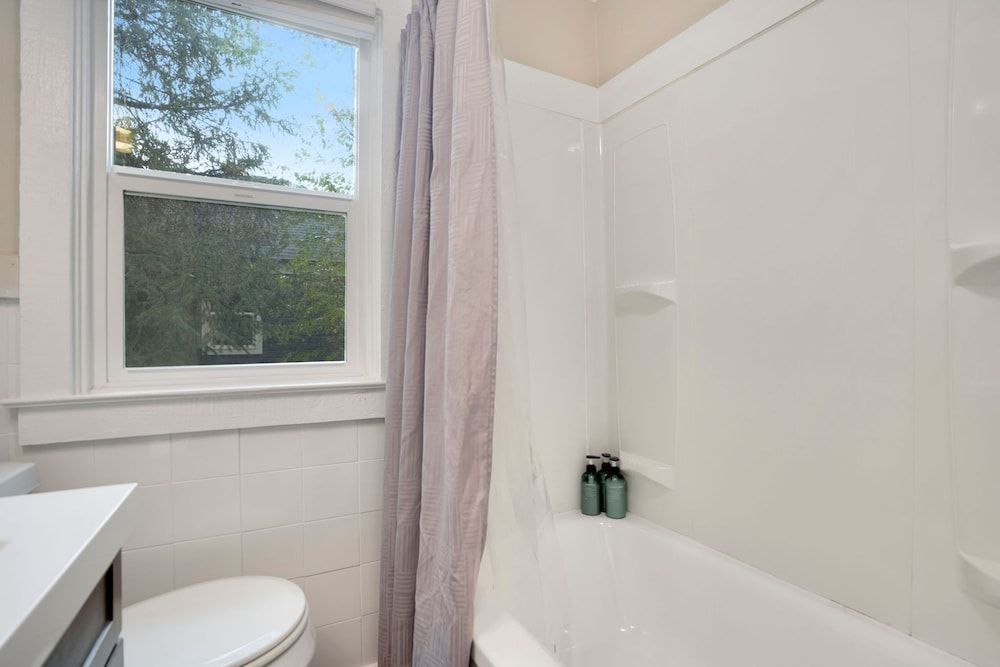 Charming Old Town Bungalow W/ Free Cruiser Bikes House, Multiple Beds, Patio, Garden View (417 Park St.) 14